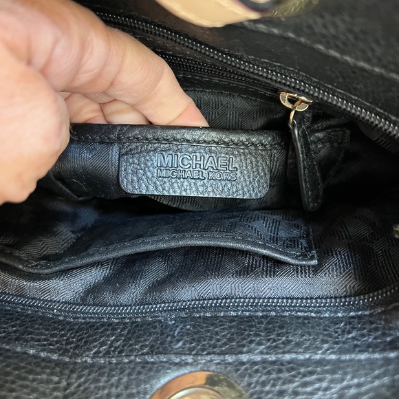 Michael Kor Bedford, Black Pebbled Soft Leather Pocket Tote with Cream Handles - Picture 4 of 5